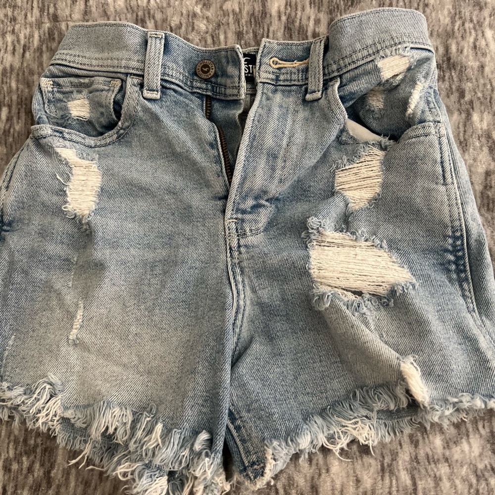 Hollister ultra high rise vintage short 4”. Size 00/23 light denim shorts